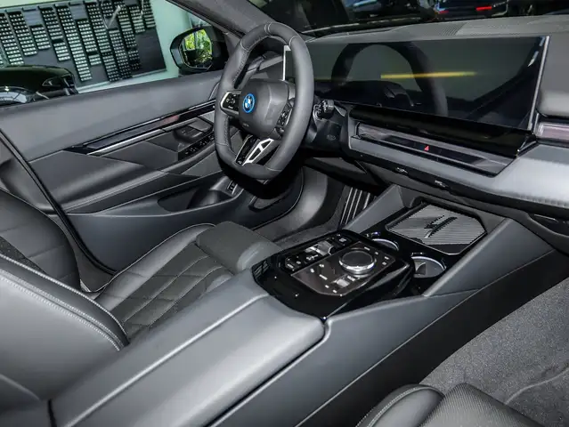BMW 5 Series view 3