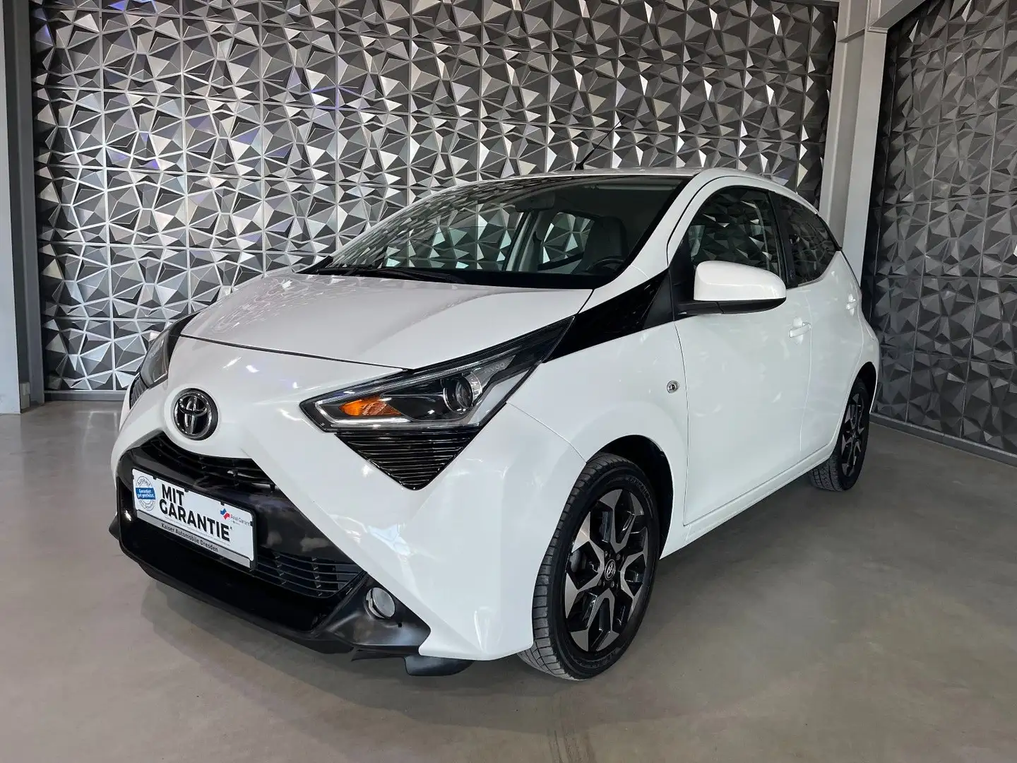 Toyota Aygo AYGO x-play Team D *LED*Automatik*1.Hand* Weiß - 1