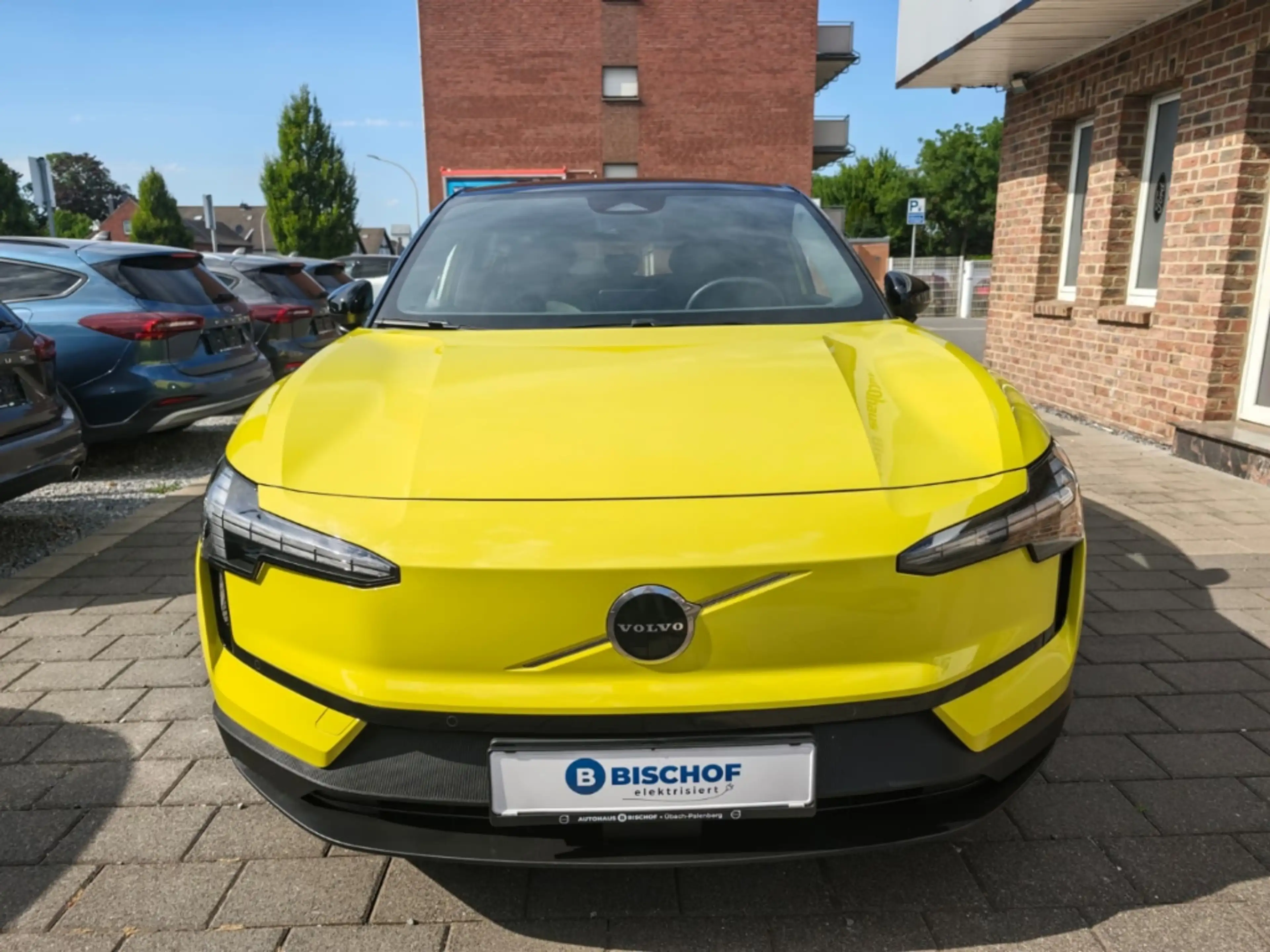 Volvo EX30 Plus Pure Electric Single Motor Extended Range 2WD — photo 3