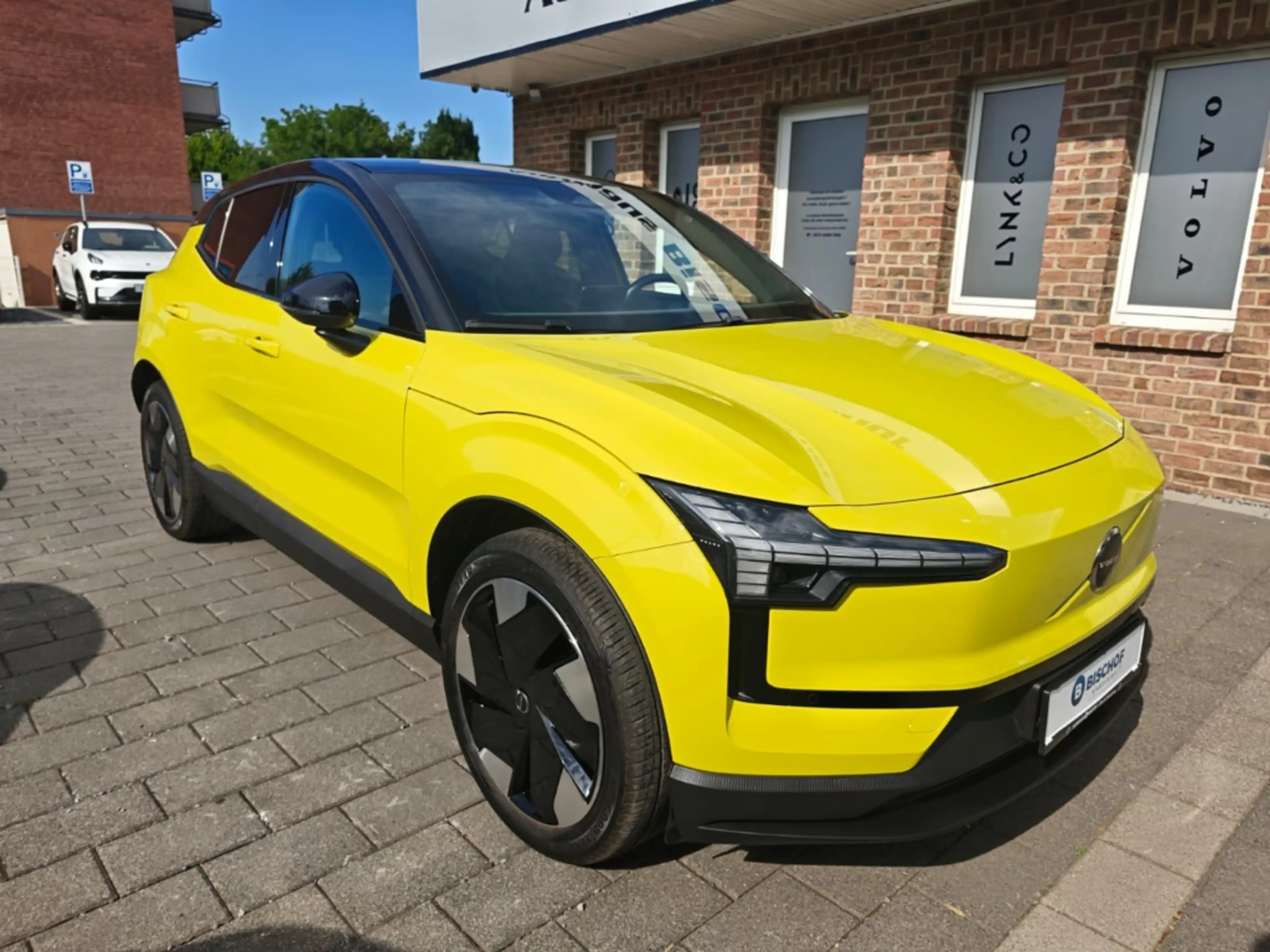 Volvo EX30 Plus Pure Electric Single Motor Extended Range 2WD — photo 10