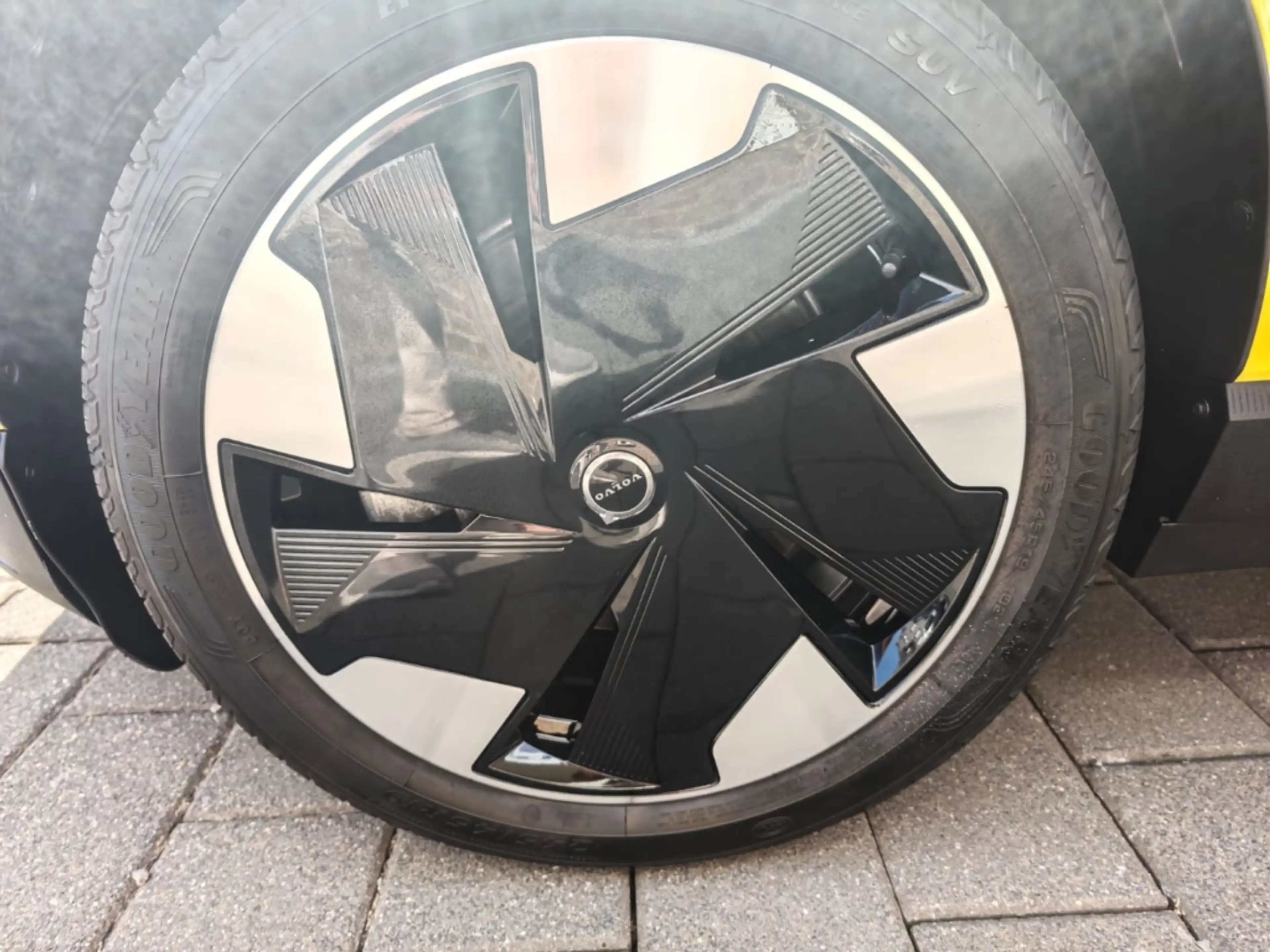 Volvo EX30 Plus Pure Electric Single Motor Extended Range 2WD — photo 4