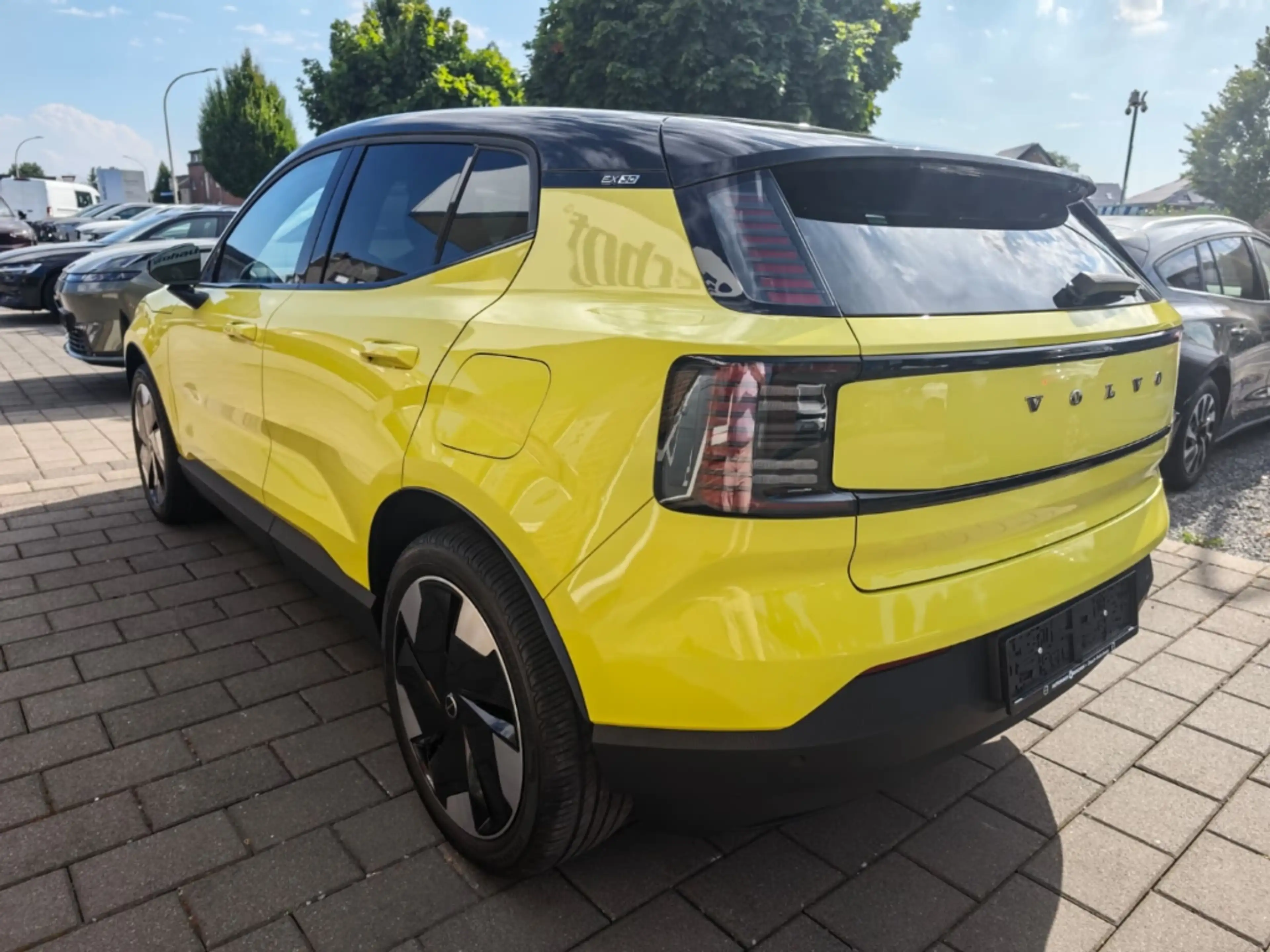 Volvo EX30 Plus Pure Electric Single Motor Extended Range 2WD — photo 5