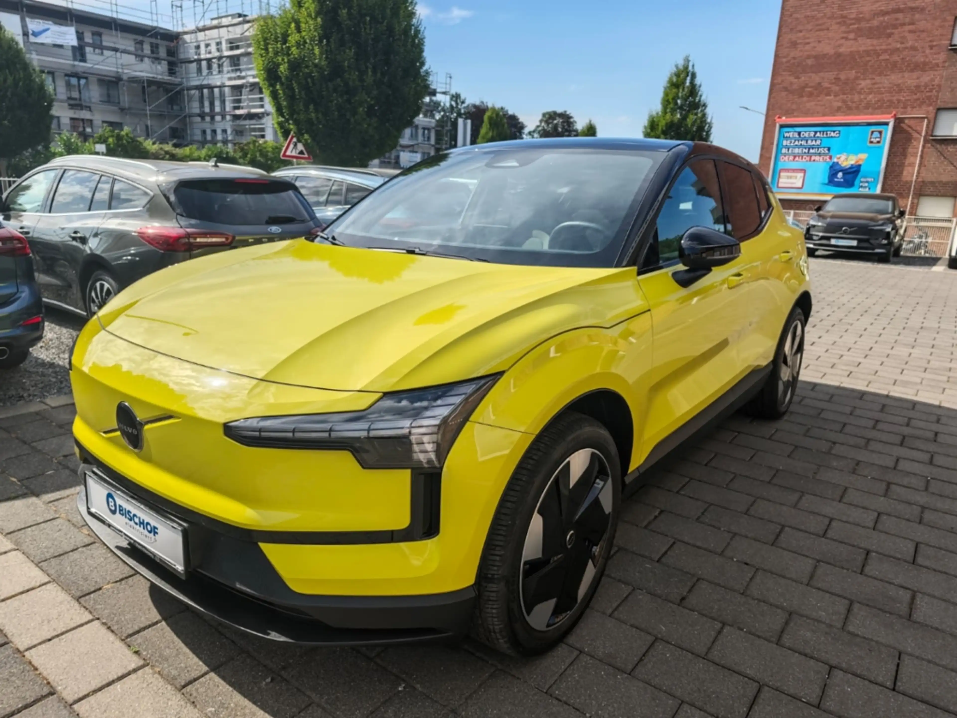Volvo EX30 Plus Pure Electric Single Motor Extended Range 2WD — photo 2