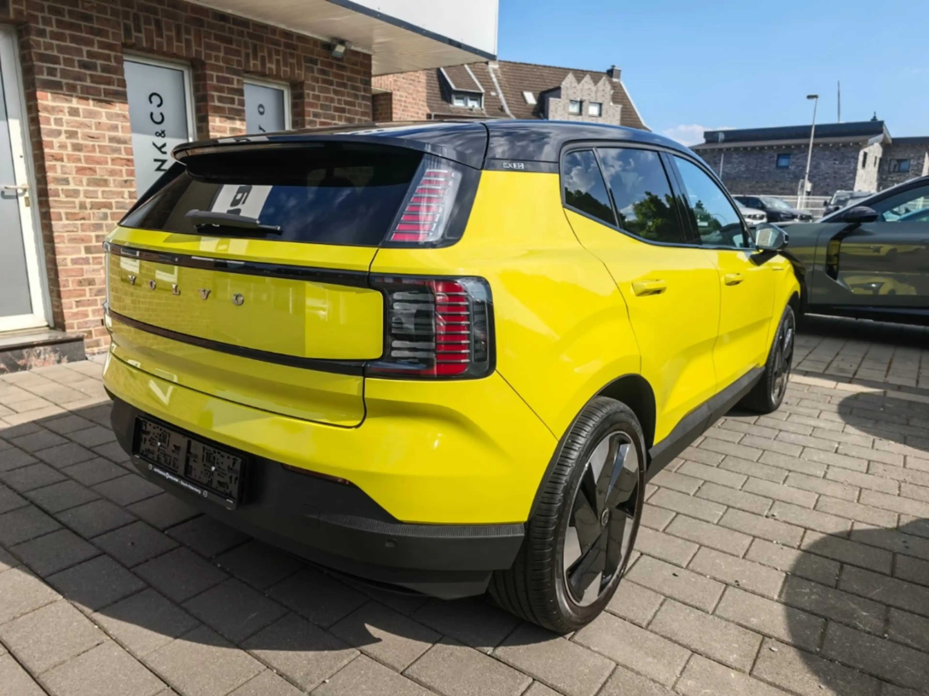Volvo EX30 Plus Pure Electric Single Motor Extended Range 2WD — photo 8