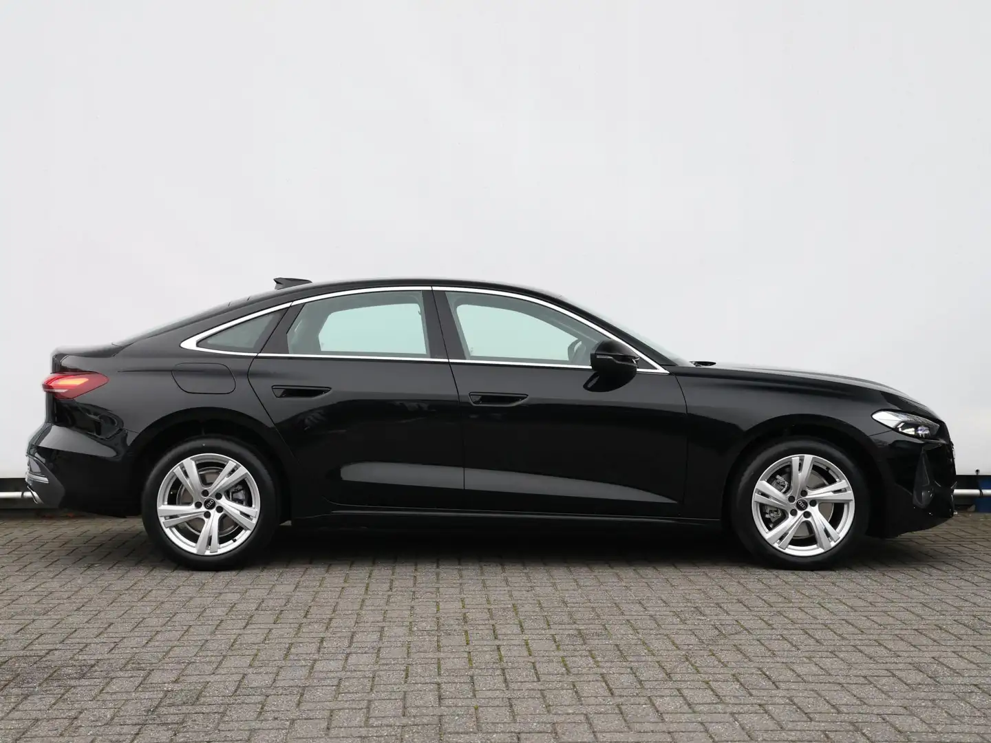 Audi A5 Limousine Advanced Edition | 35 TFSI 150pk | Elekt Zwart - 2