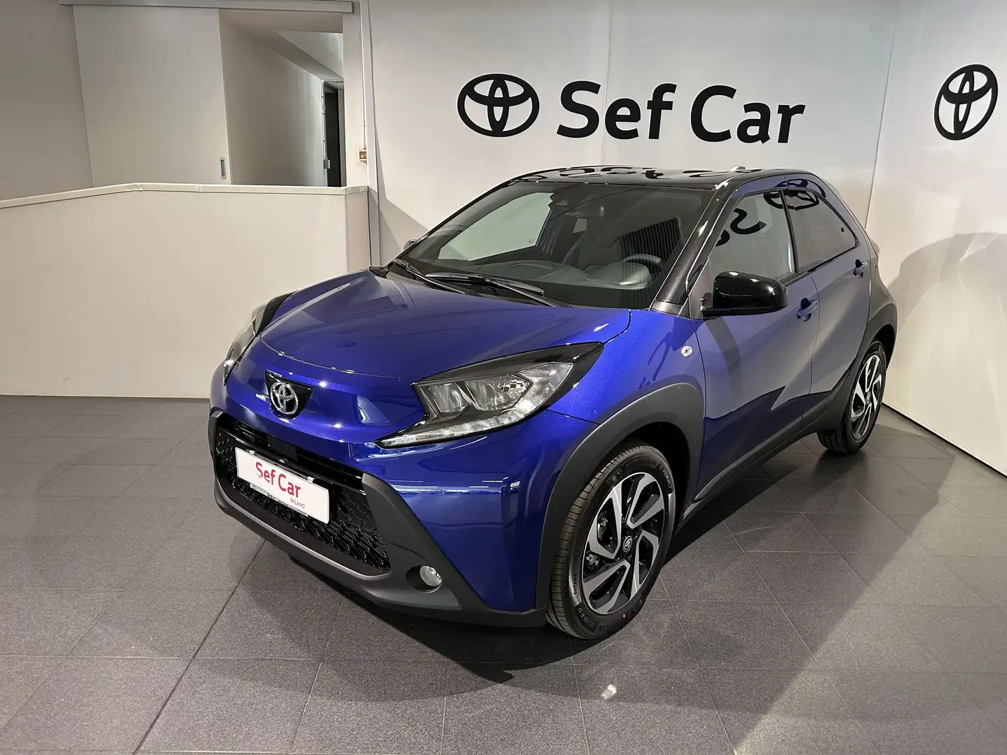Toyota Aygo X 1.0 VVT-i 72 CV 5 porte Trend Km 0 Bi-Tone "JUNIP Blauw - 1
