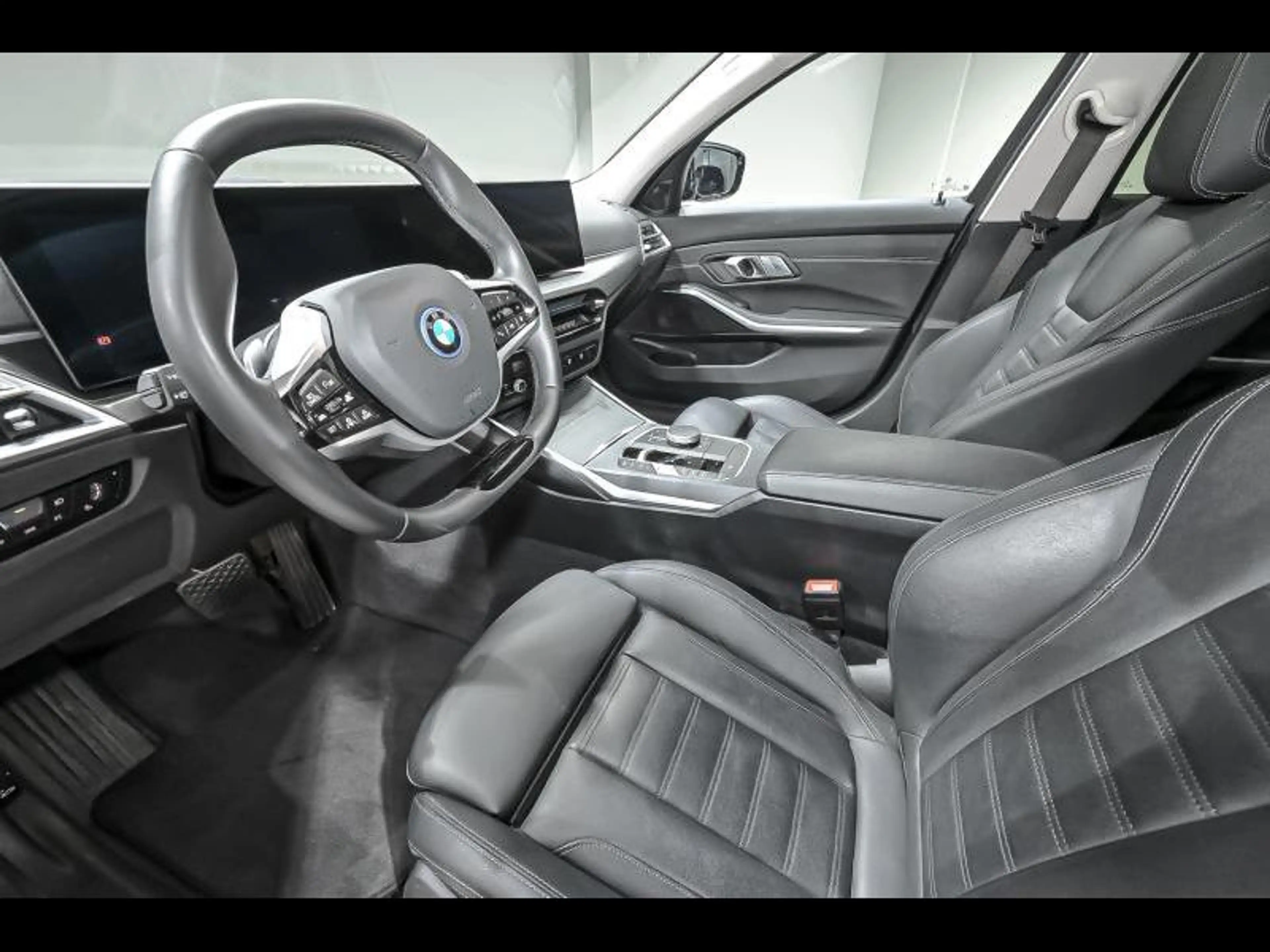 BMW 330 e Touring - COMFORTPACK|DASS+|360CAM|HUD|HIFI|PANO — photo 7