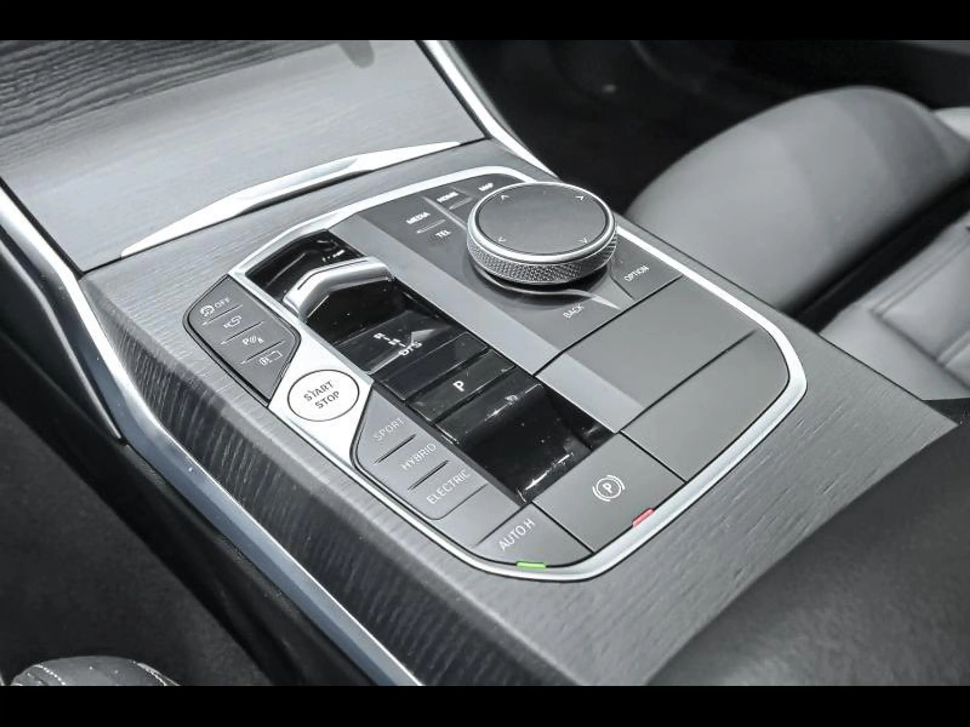 BMW 330 e Touring - COMFORTPACK|DASS+|360CAM|HUD|HIFI|PANO — photo 11