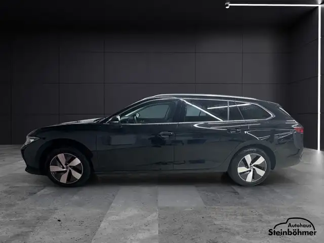 Volkswagen Passat view 3