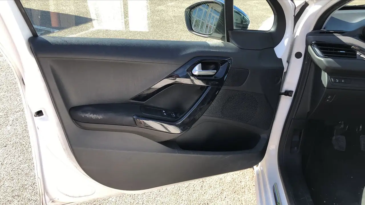 Peugeot 208 208 — photo 7