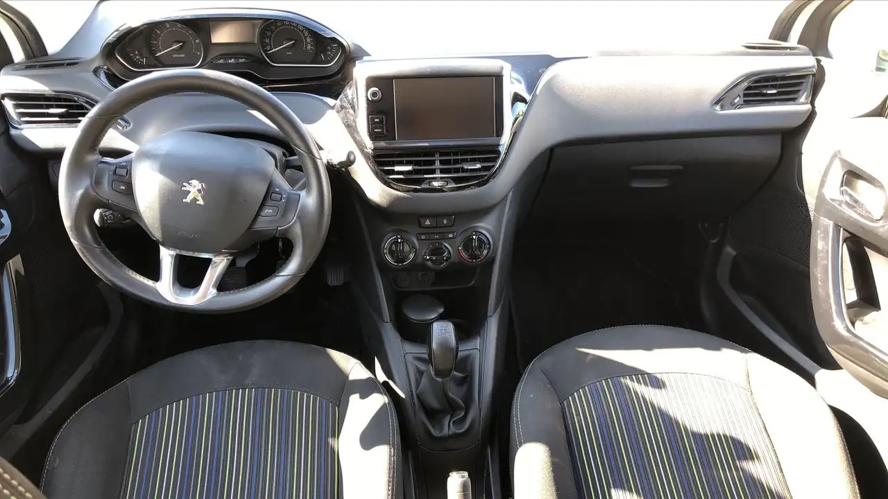 Peugeot 208 208 — photo 11