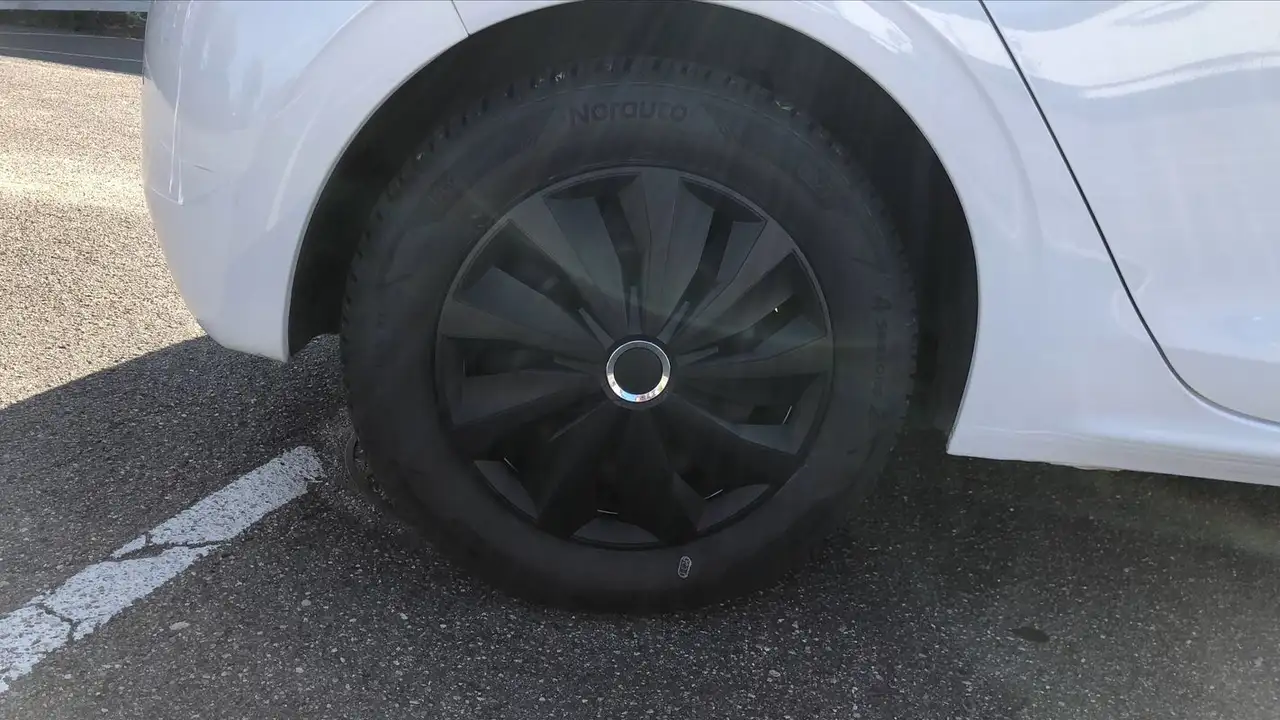 Peugeot 208 208 — photo 16