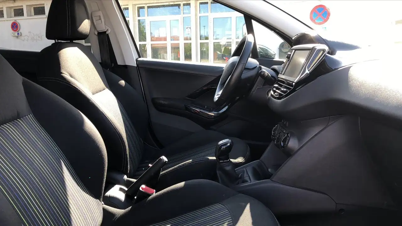 Peugeot 208 208 — photo 26