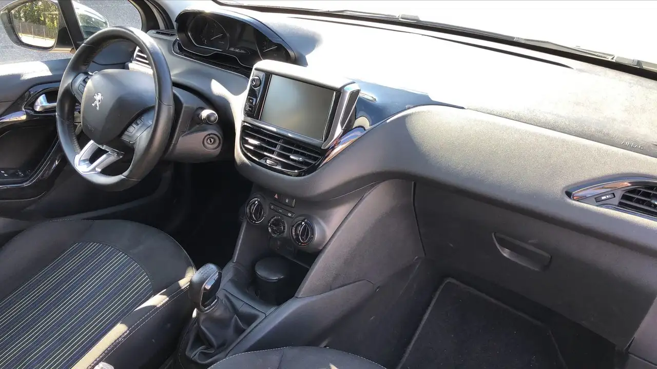 Peugeot 208 208 — photo 10