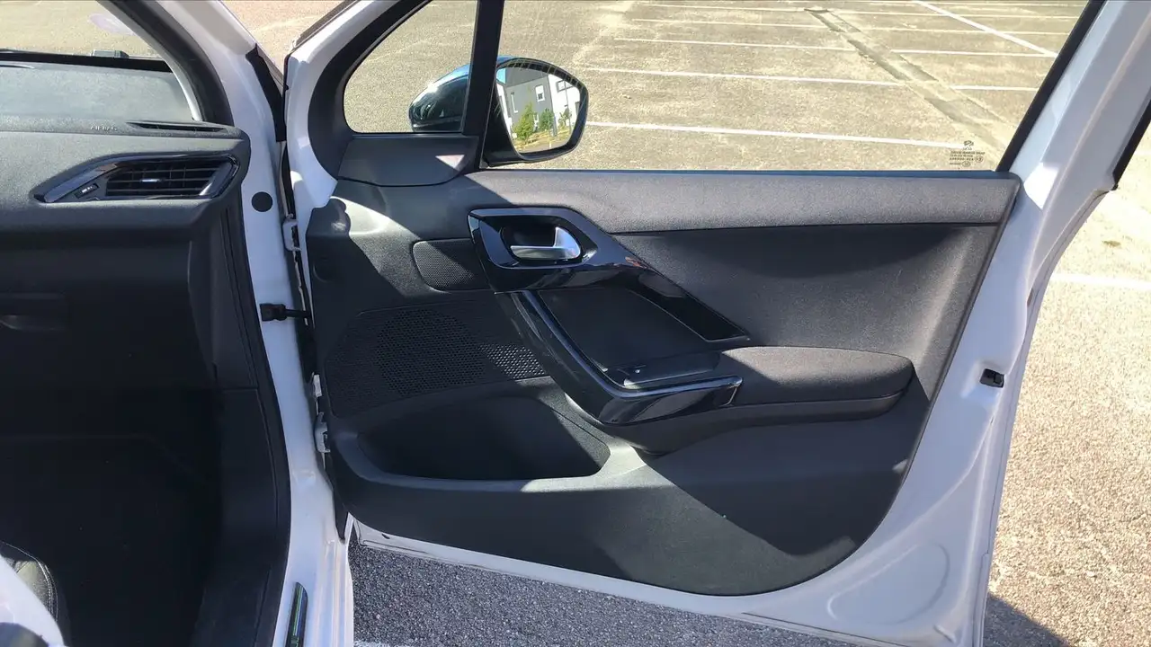 Peugeot 208 208 — photo 22