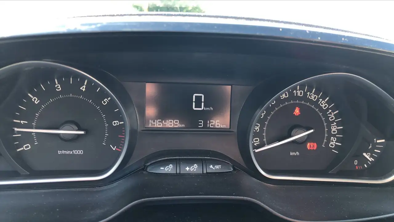 Peugeot 208 208 — photo 12