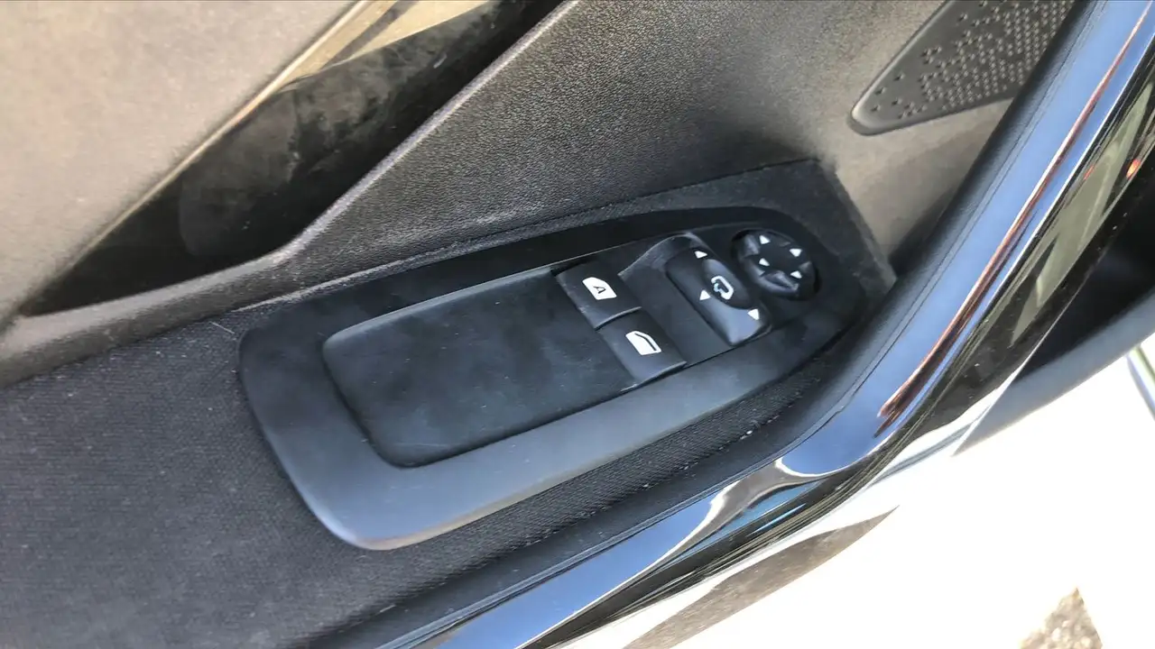 Peugeot 208 208 — photo 23