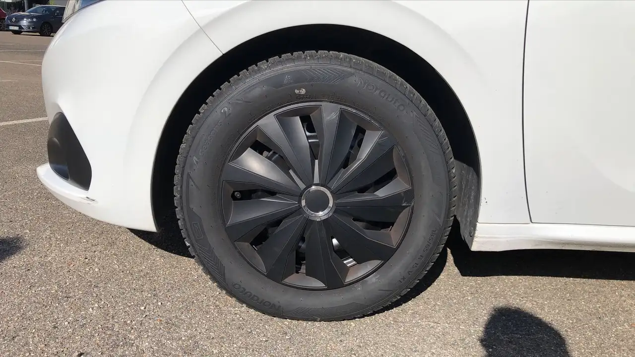 Peugeot 208 208 — photo 18