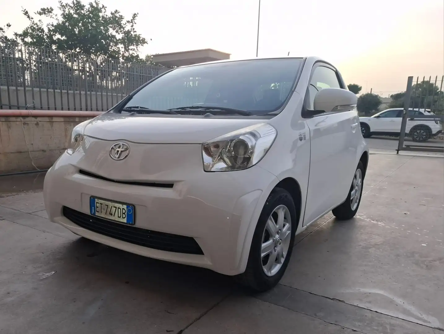 Toyota iQ iQ 1.0 Lounge (high) cvt Fehér - 1