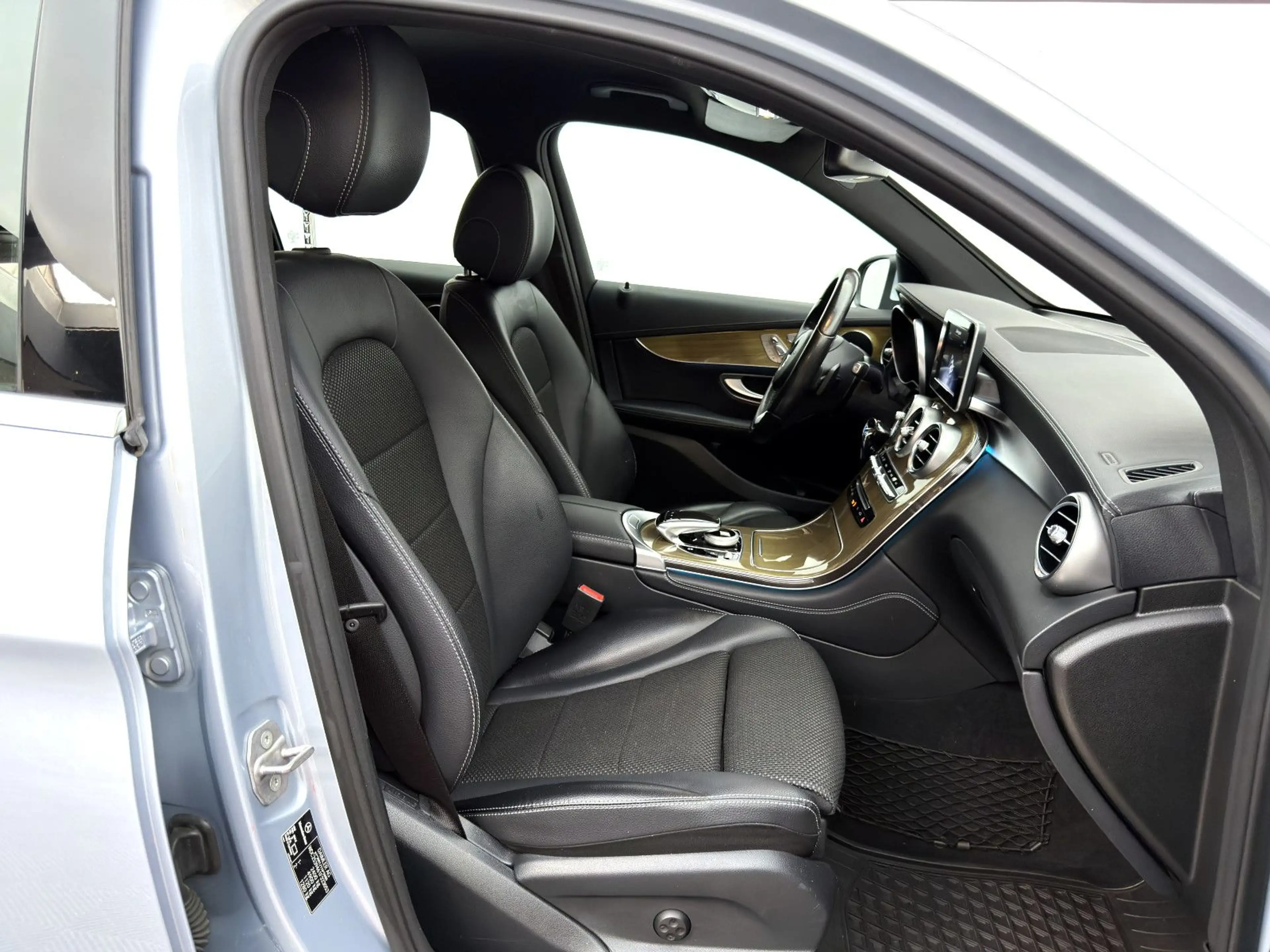 Mercedes-Benz GLC 250 4Matic *LED*SHZ*Navi*RFK* — photo 5