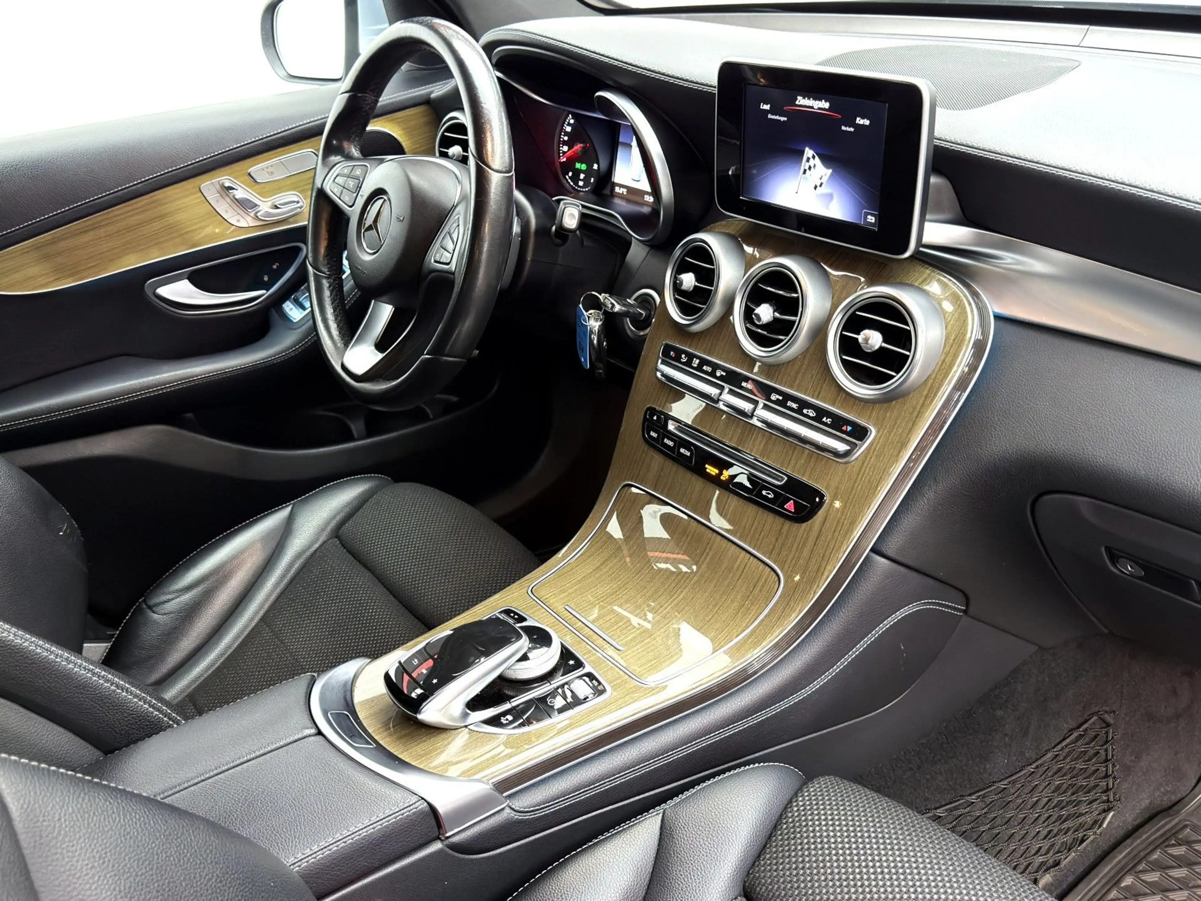 Mercedes-Benz GLC 250 4Matic *LED*SHZ*Navi*RFK* — photo 8