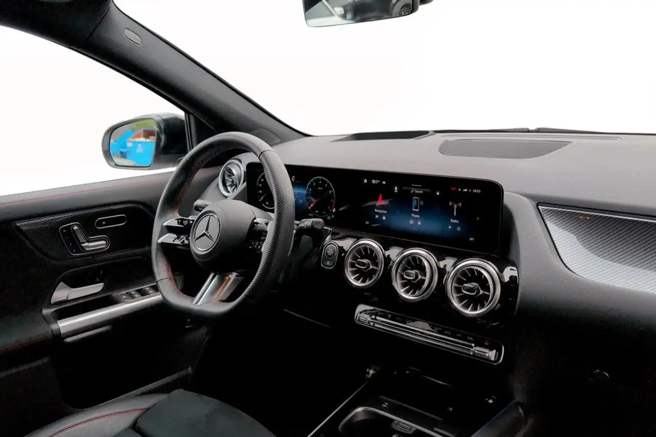Mercedes-Benz GLA снимка Mercedes-Benz GLA