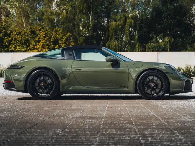 Porsche 911 view 5
