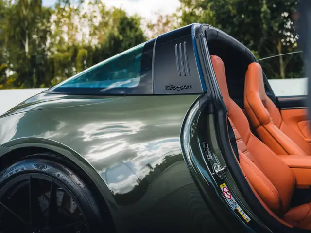 Porsche 911 view 11