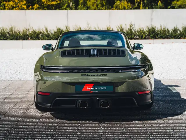 Porsche 911 view 9