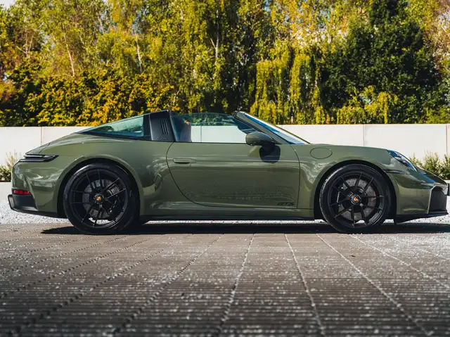 Porsche 911 view 6