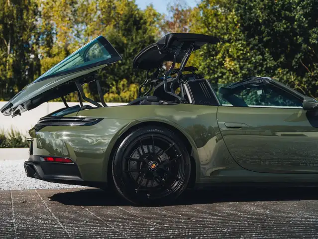 Porsche 911 view 7