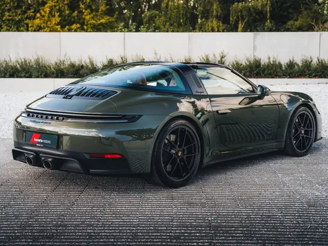 Porsche 911 view 8