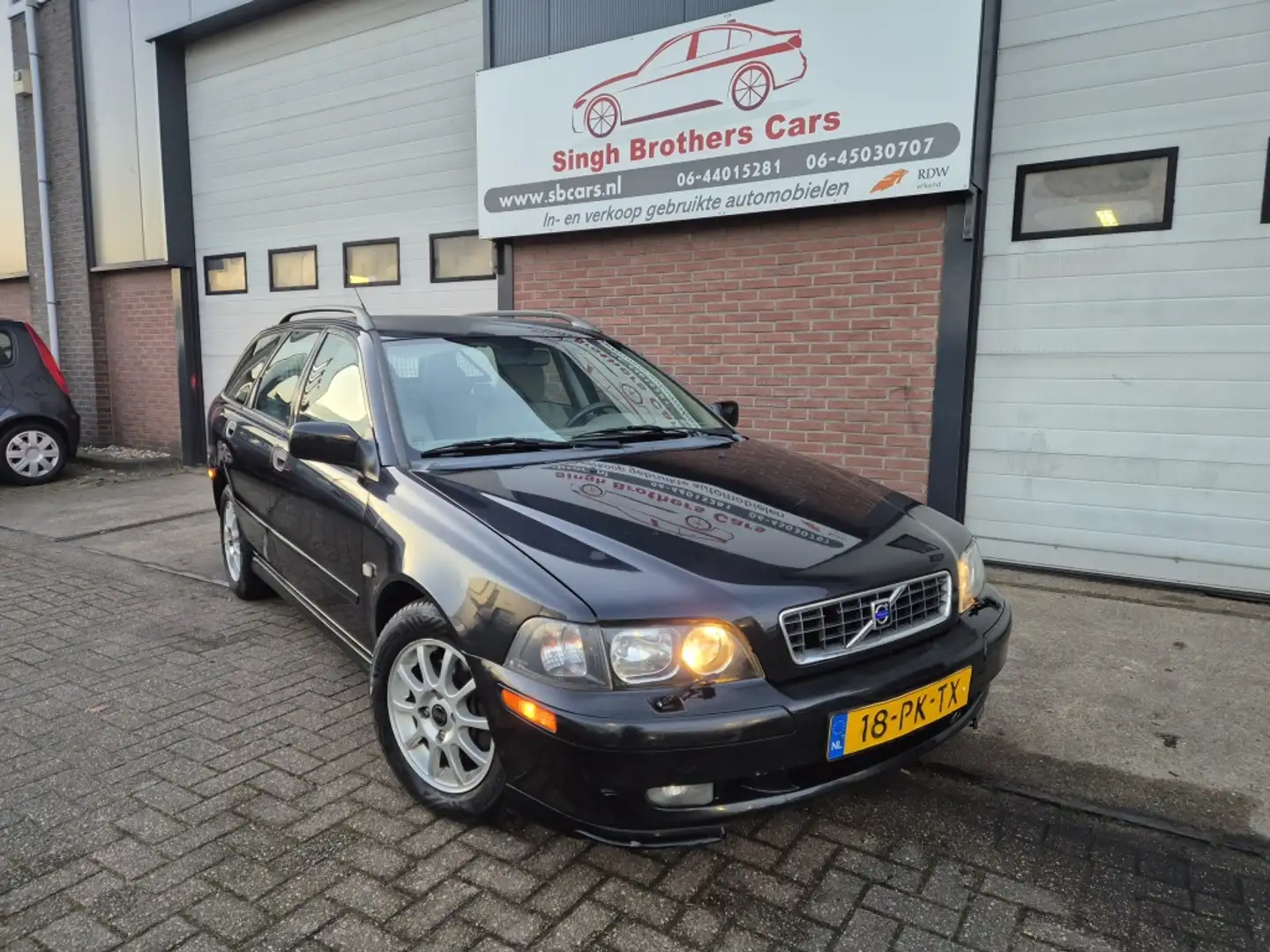 Volvo V40 1.8 Europa/AIRCO/CRUIS/NAP/Y-TIMER/INRUIL MOG!! Negro - 1