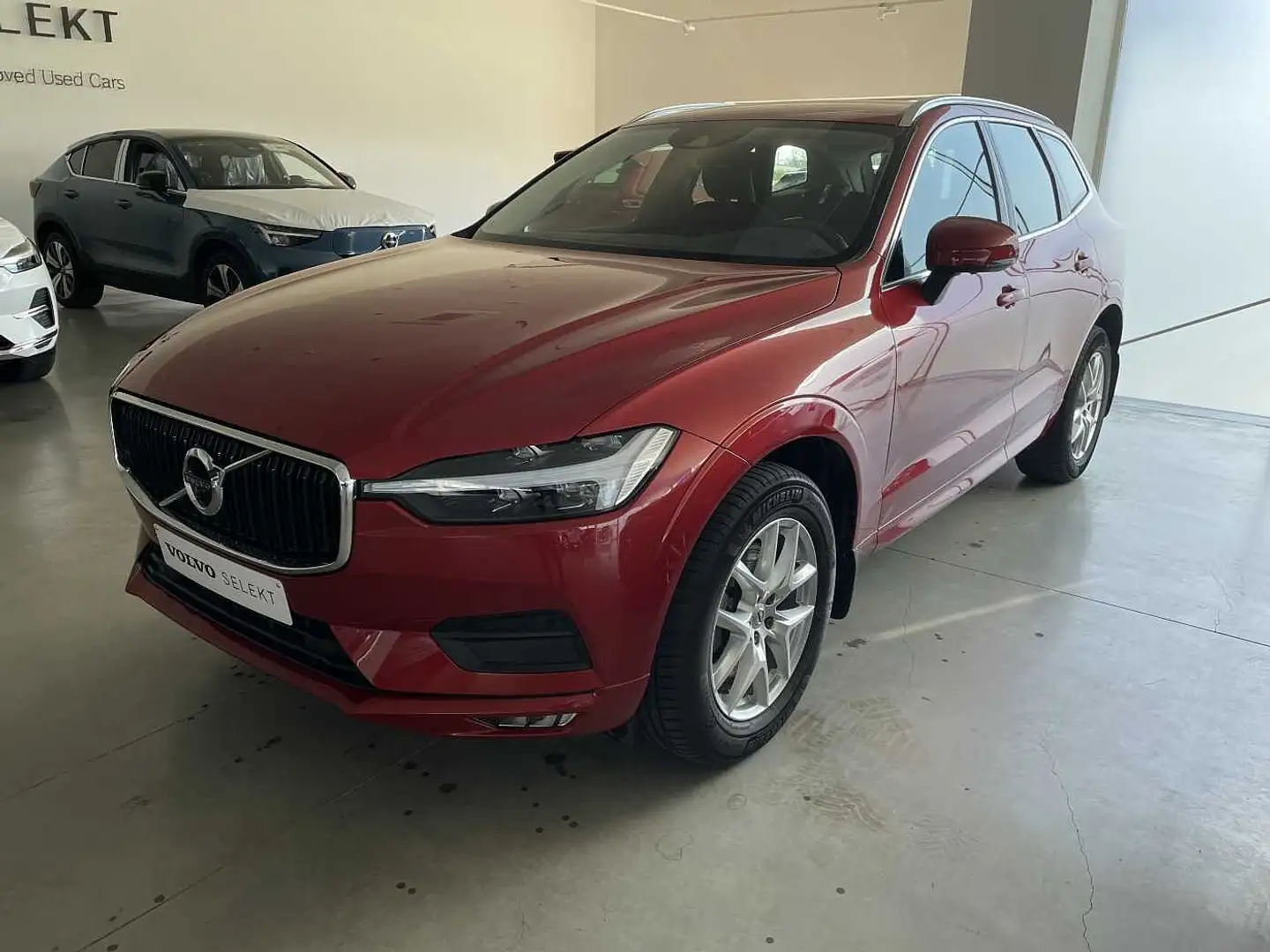 Volvo XC60 II Momentum Pro, B4 mild hybrid Rosso - 1