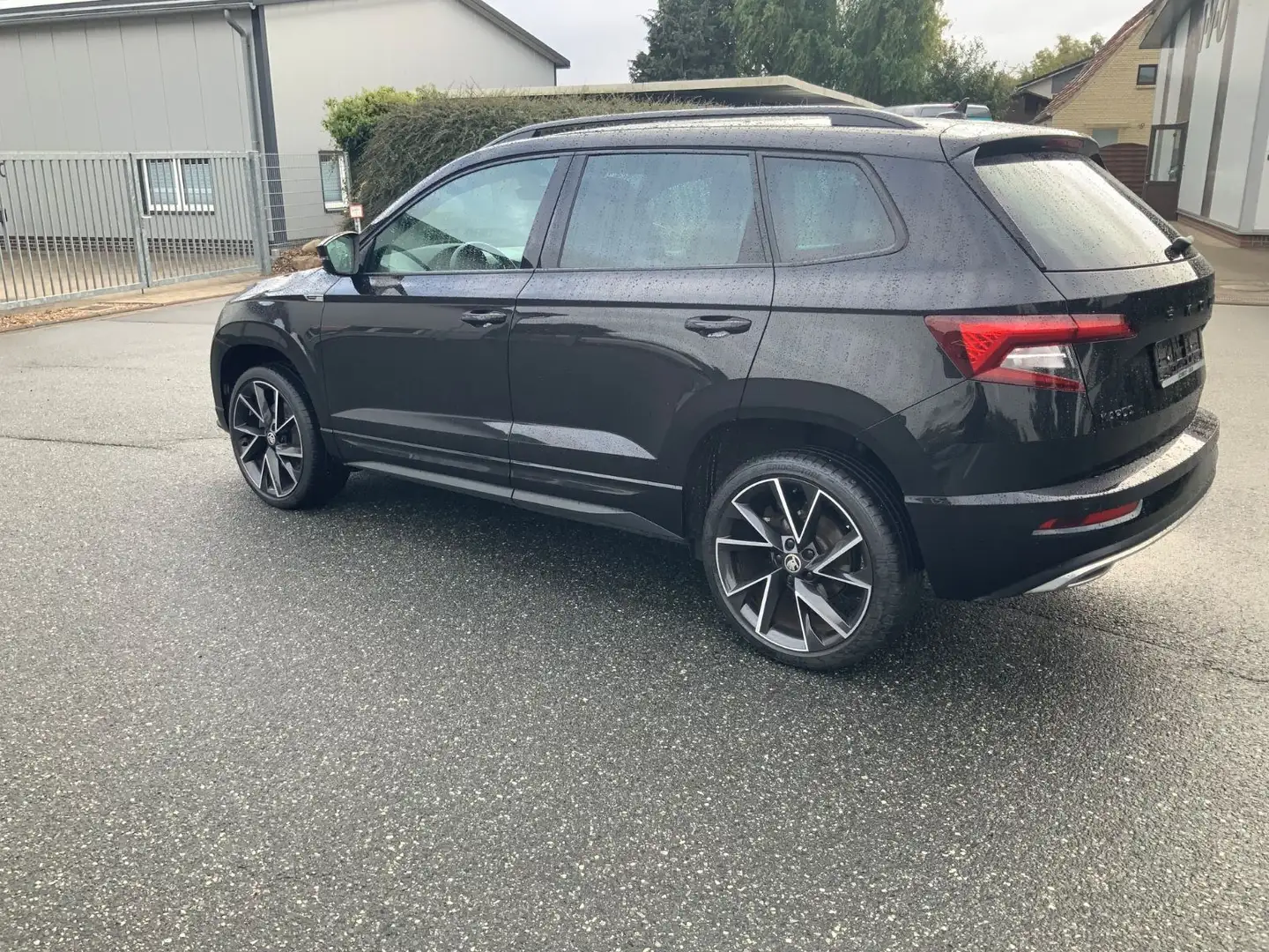 Skoda Karoq Sportline Schwarz - 2