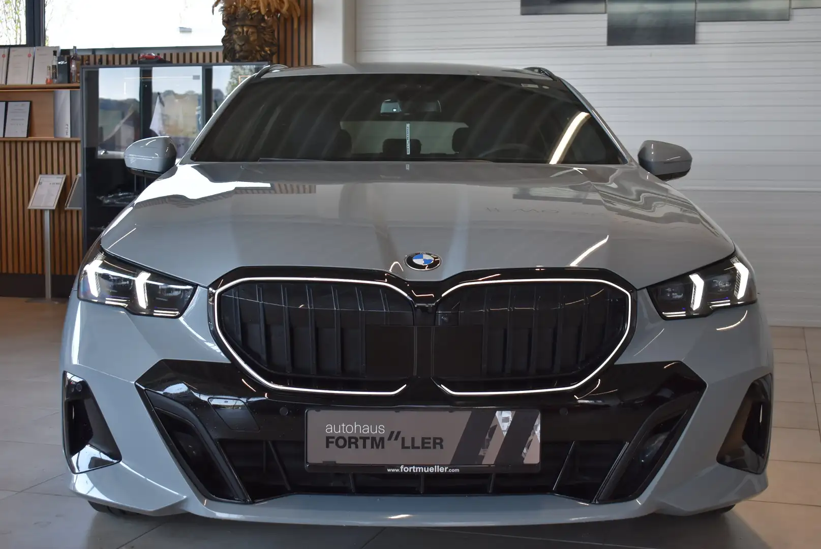 BMW 520 520 d ///M Sport Pro //AHK //ICONIC Grau - 2