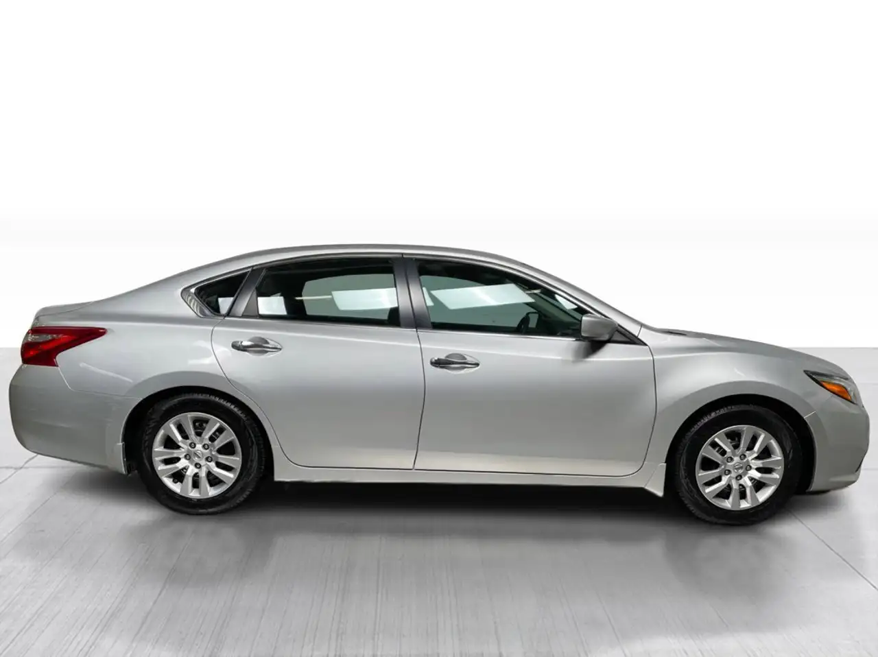 Nissan Altima снимка Nissan Altima