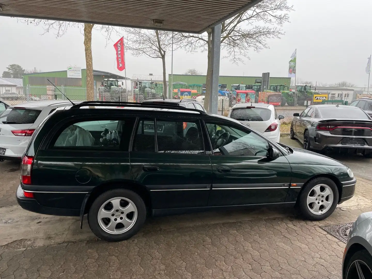 Opel Omega B Caravan 2.5 V6 Automatik **KLIMAAUT.** Vert - 2