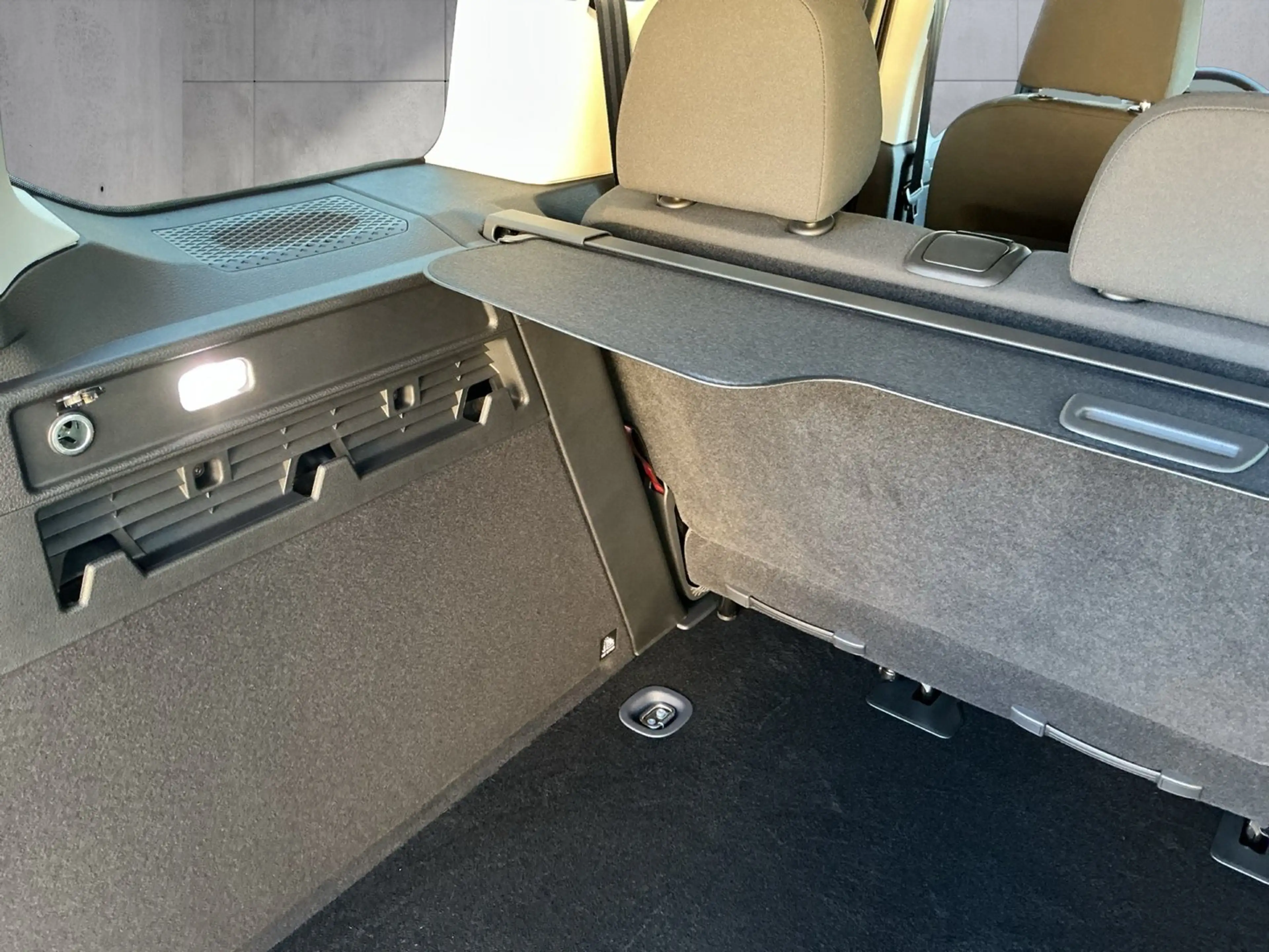 Volkswagen Caddy eHybrid 110 kW — photo 12