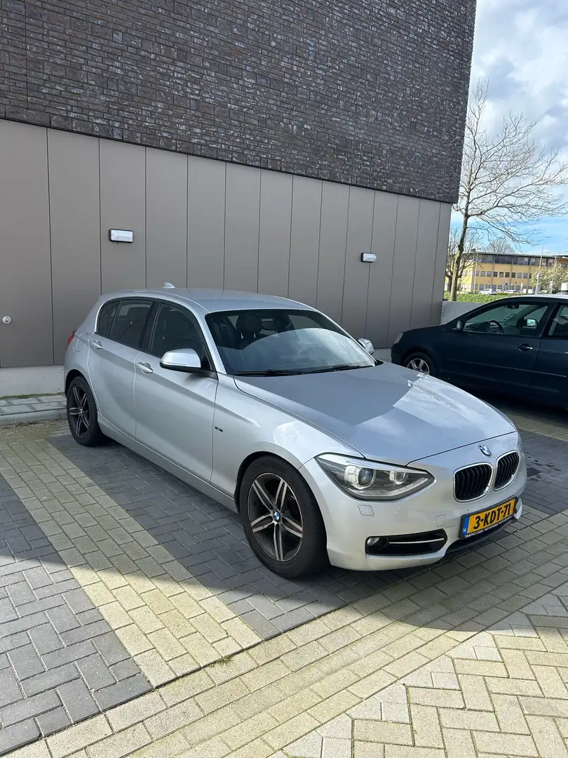 BMW 114 114i Sport Line srebrna - 1