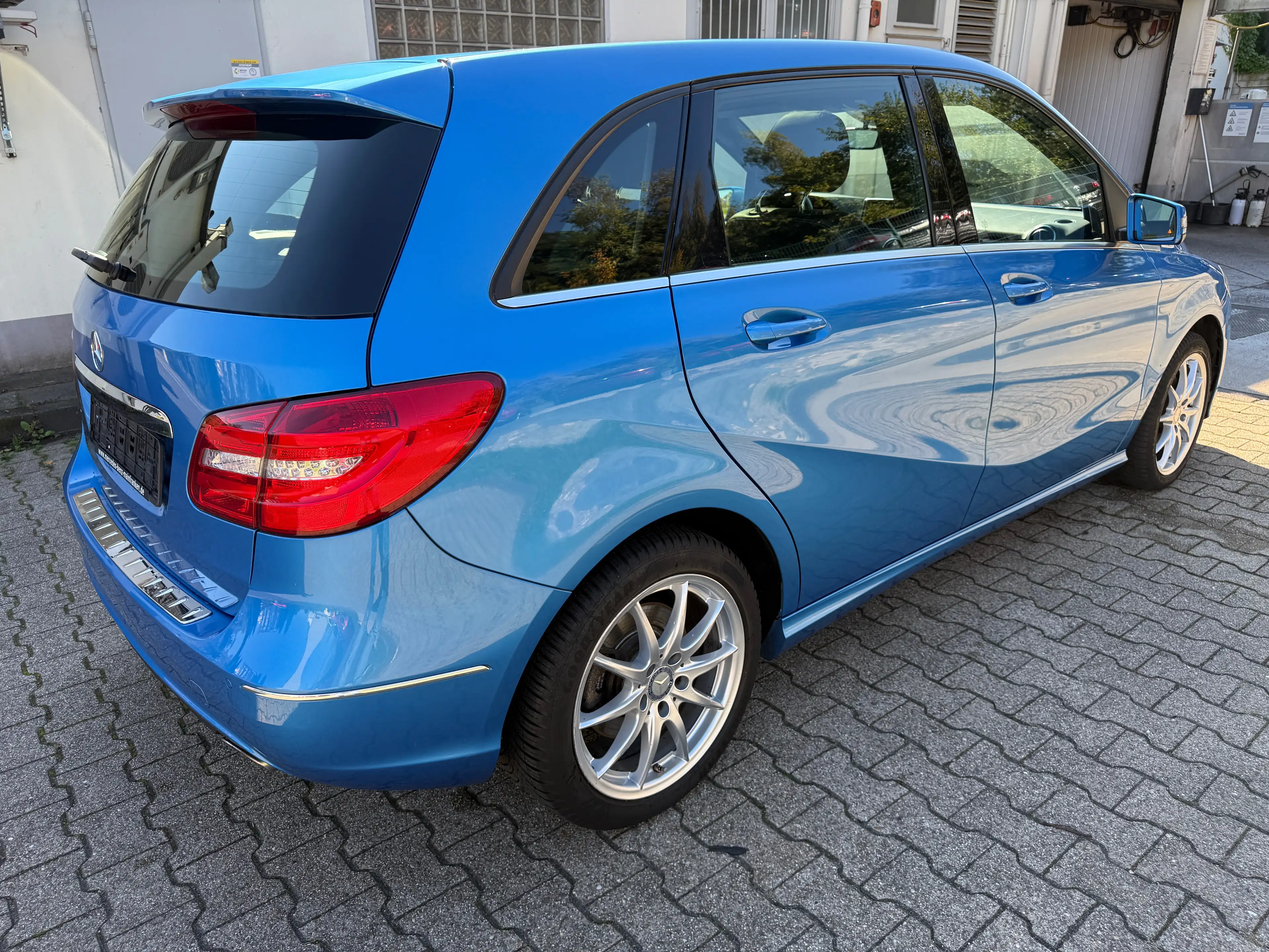 Mercedes-Benz B 220 B 220 4Matic*Xenon*AHK*Pano — photo 4