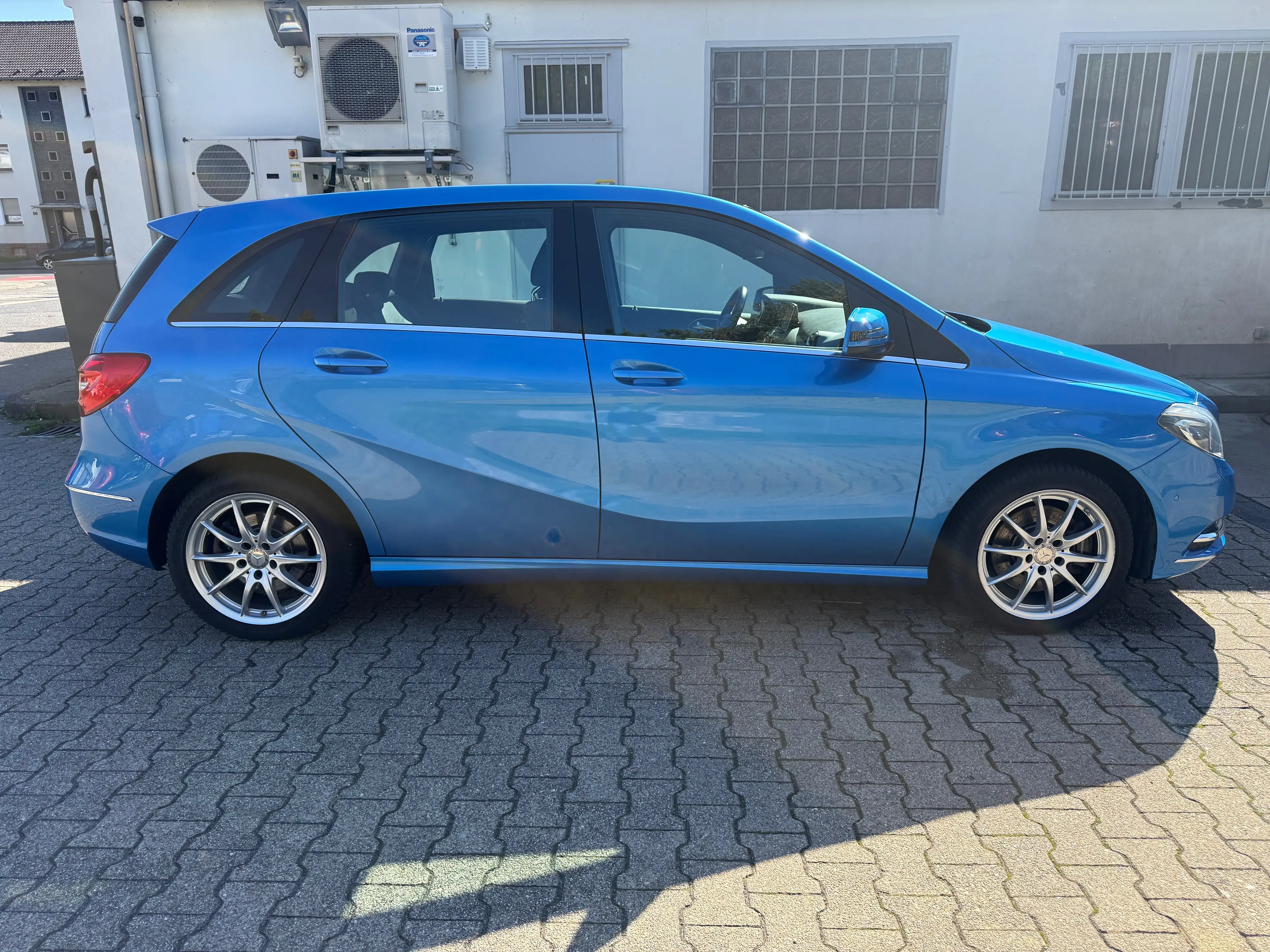 Mercedes-Benz B 220 B 220 4Matic*Xenon*AHK*Pano — photo 3