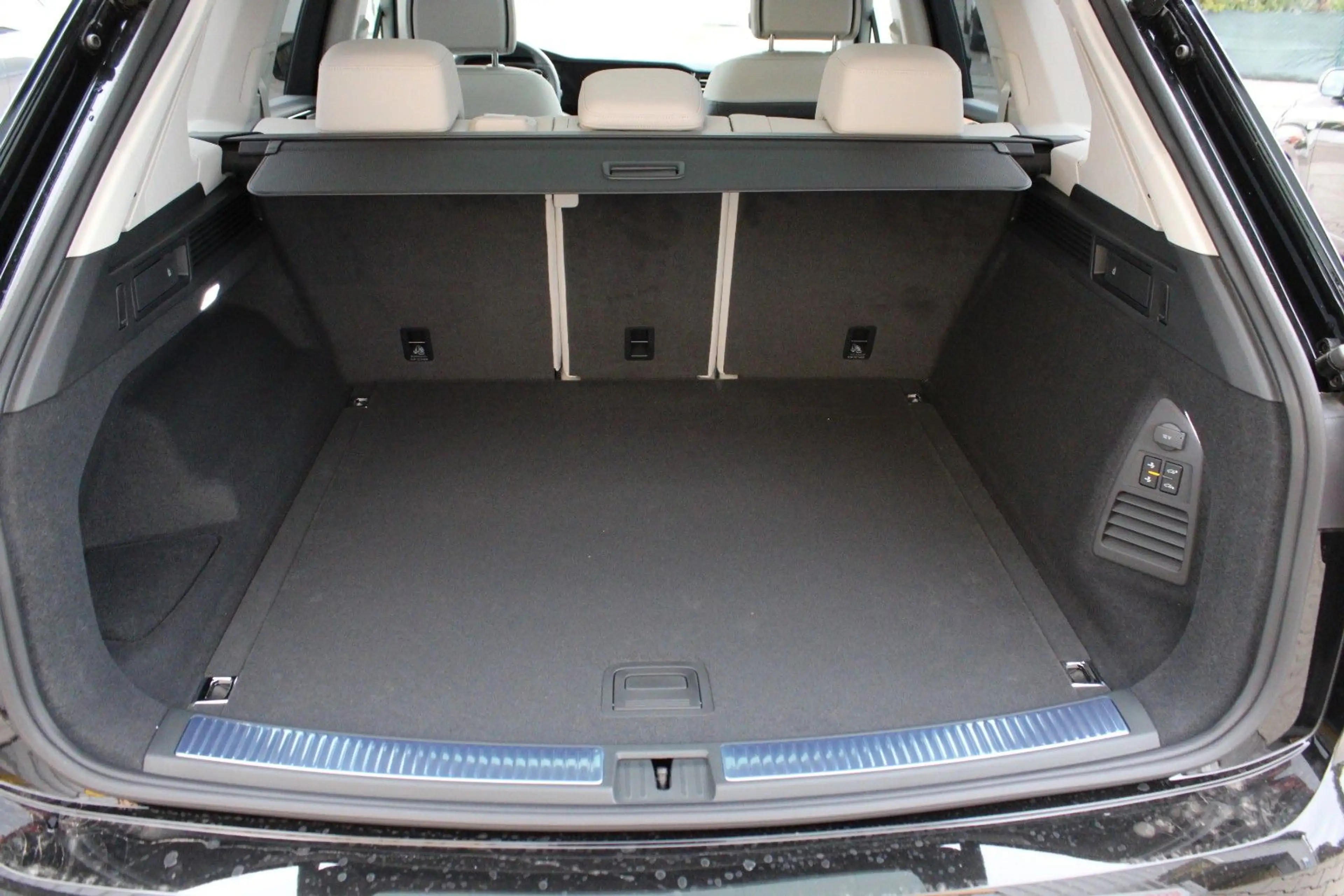 Volkswagen Touareg 3.0 TDI 4Motion R-Line FINAL EDITION — photo 7