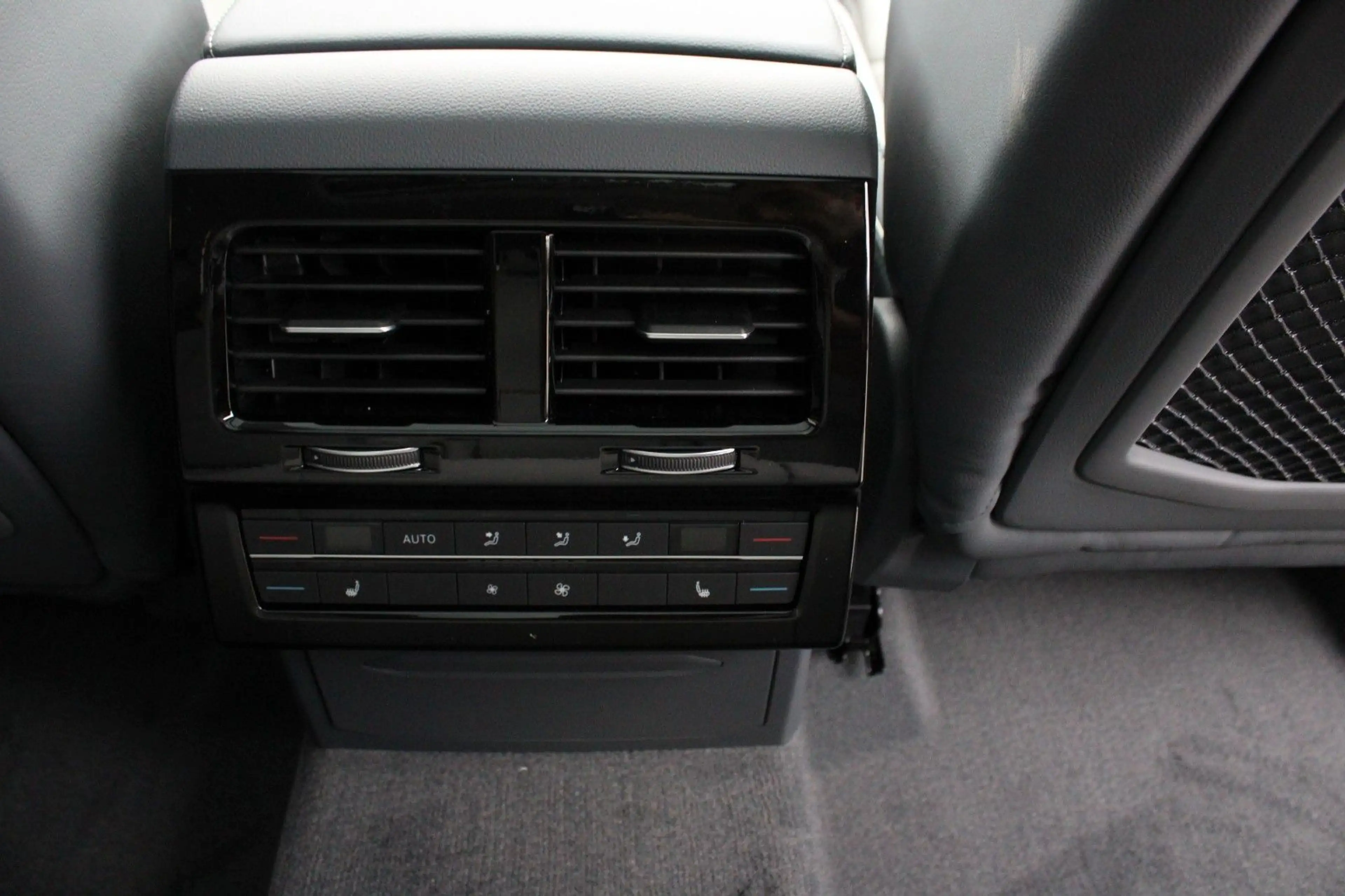 Volkswagen Touareg 3.0 TDI 4Motion R-Line FINAL EDITION — photo 10
