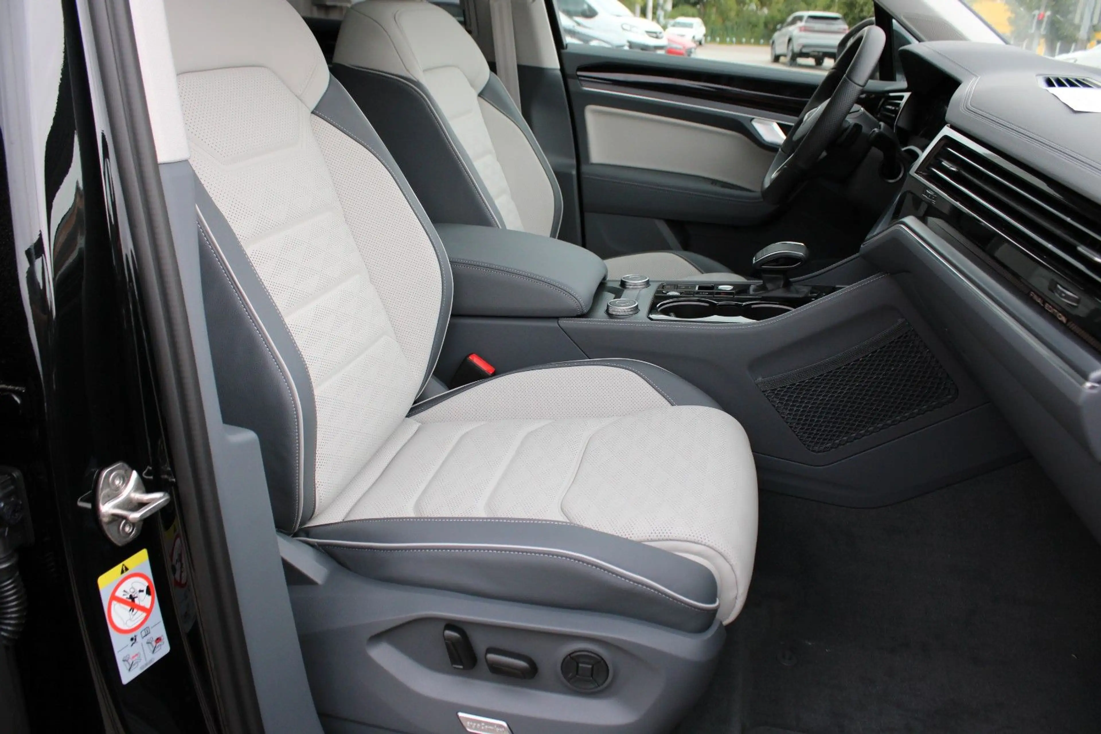 Volkswagen Touareg 3.0 TDI 4Motion R-Line FINAL EDITION — photo 11