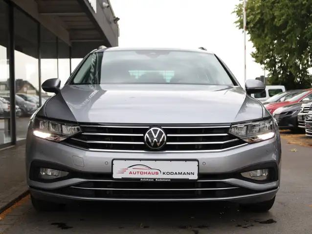 Volkswagen Passat view 4