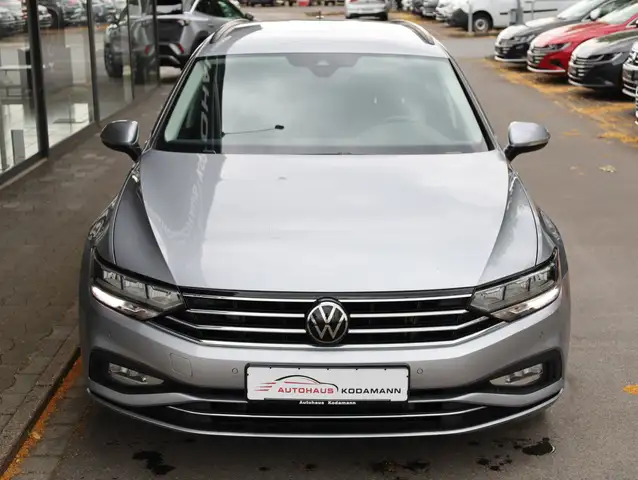 Volkswagen Passat view 3