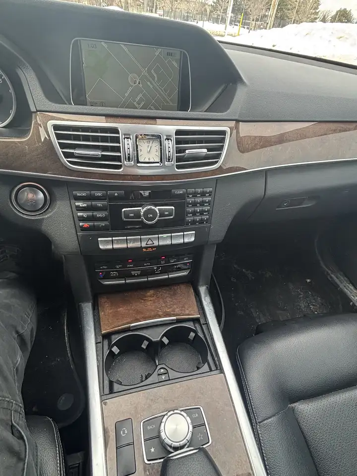 Mercedes-Benz E-Class снимка Mercedes-Benz E-Class