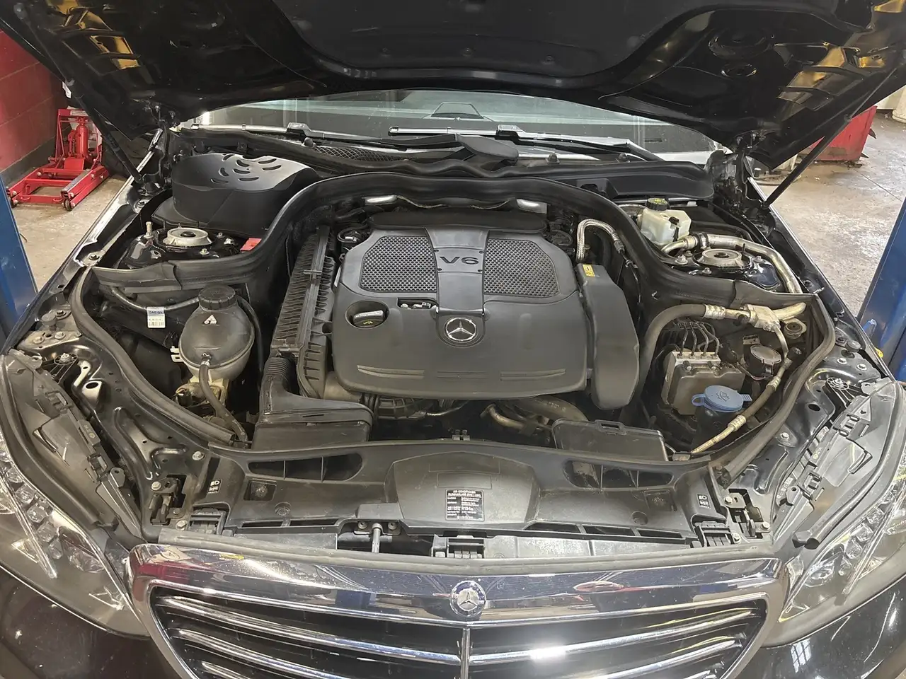 Mercedes-Benz E-Class снимка Mercedes-Benz E-Class