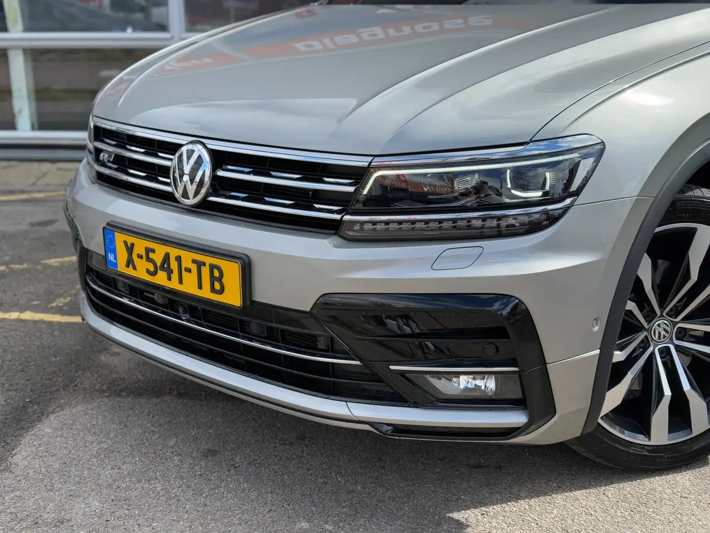 Volkswagen Tiguan 2.0 TSI 4Motion Highline Business R | 230 PK | Pan Grijs - 2